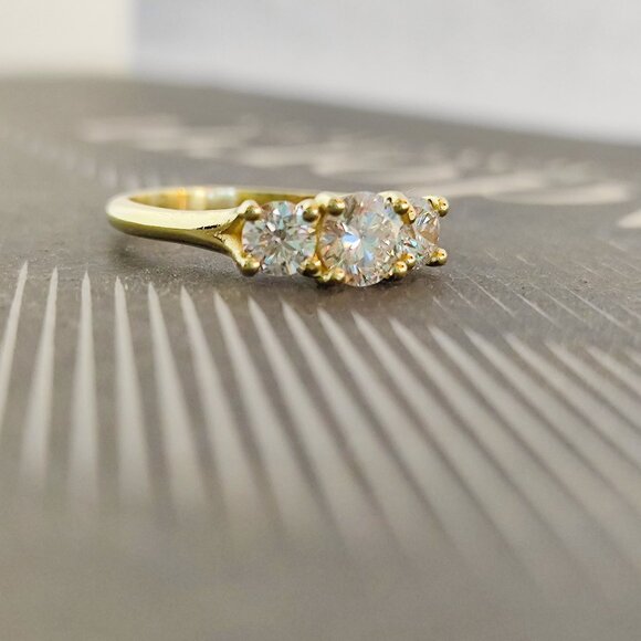 Engagement ring. 14K solid Yellow gold ring with 1.25ct' Lab-Created diamonds. - Picture 1 of 9